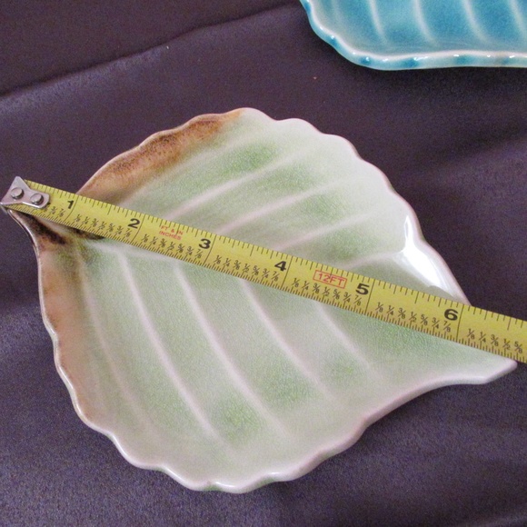Vintage pair leaf shaped plates - Picture 6 of 9